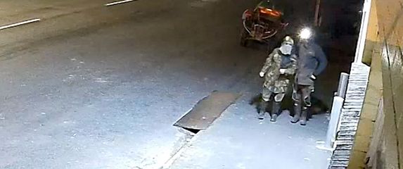 Tom Phillips snimljen krajem kolovoza s jednim svojim djetetom prilikom pljačke trgovine