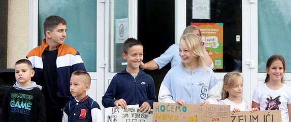 Roditelji i učenici područne OŠ Donji Dragonožec održali bojkot nastave - 24