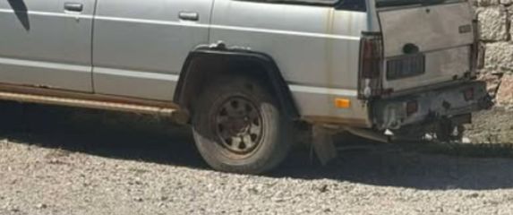 Hrđavi automobil s brodom umjesto krova