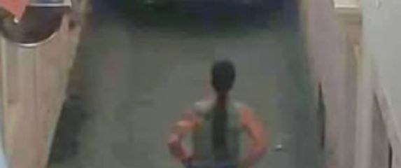 Muškarac koji stoji ispred automobila