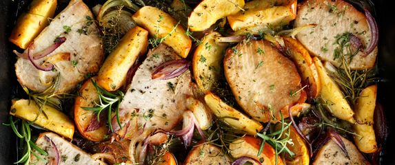 Svinjski kotleti s jabukama s jednog lima za pečenje