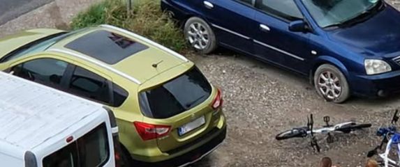 Ogromna lokva na parkingu i djeca