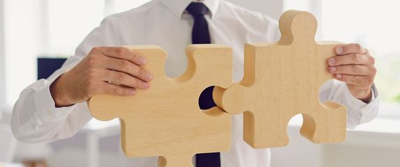 Muškarac koji drži dijelove slagalice u ruci