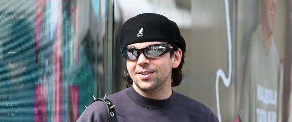 Mladić sa zagrebačke špice nosi efektnu torbicu i kaubojke