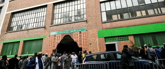 Džamija ispred koje su postavljene svinjske glave