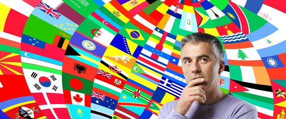 Muškarac koji razmišlja i zastave svijeta