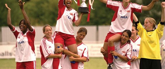 Bend It Like Beckham je film iz 2002. godine