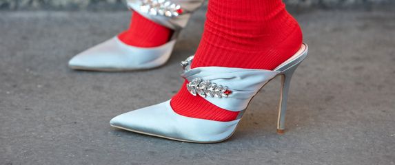 Kombinacija čarapa i štikli u street style izdanju s Tjedna mode