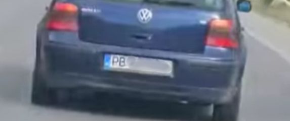 Automobil s teletom u prtljažniku