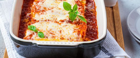 Manicotti punjeni sirom u umaku od rajčice