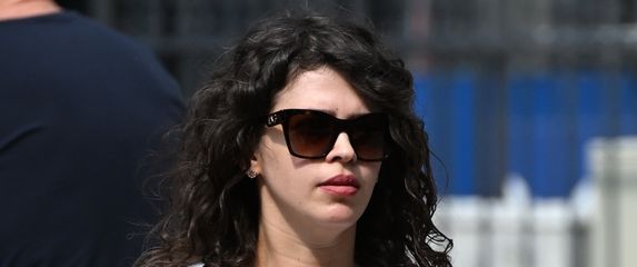 Crnka iz Zagreba nosi majicu sa simpatičnim natpisom