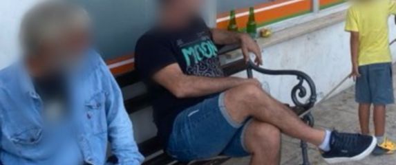 Magarac ispred trgovine u Dalmaciji