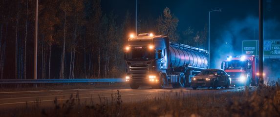 Sudar kamiona i automobila, ilustracija, AI