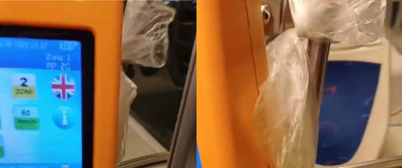 Vrećica zavezana za uređaj za naplatu u tramvaju