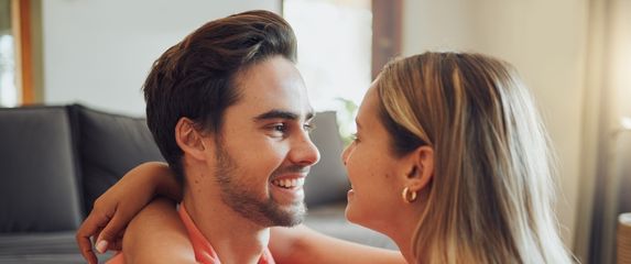 Cura i dečko pričaju