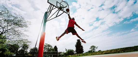 Košarkaš u pozi Michaela Jordana