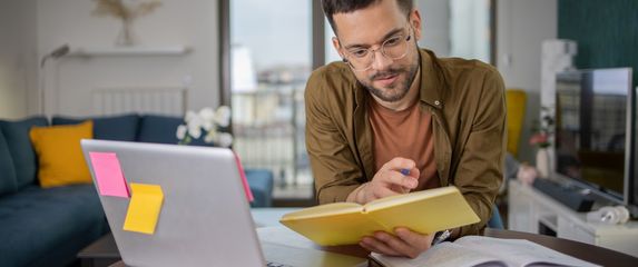 Muškarac koji uči pred računalom