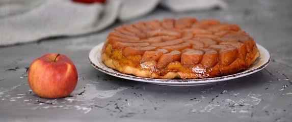 Obrnuta torta s jabukama i karamelom
