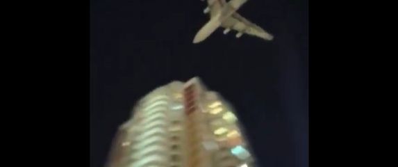 Zrakoplov iznad nebodera u Moskvi