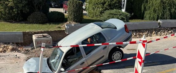 Vozačica autom upala u rupu na cesti u Šibeniku