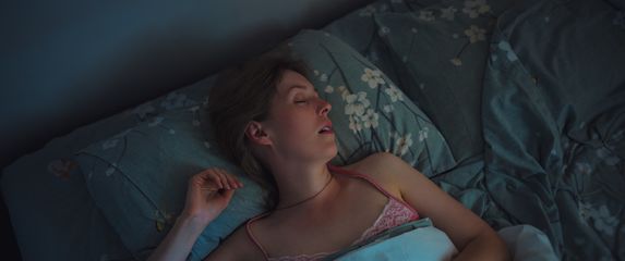 Žena spava u krevetu