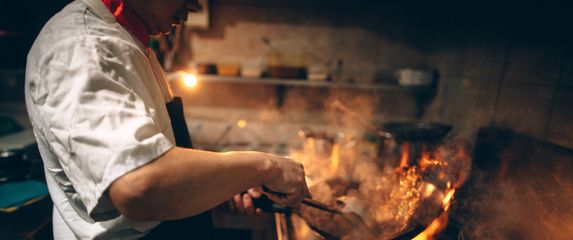 Kuhar pri pripremi jela