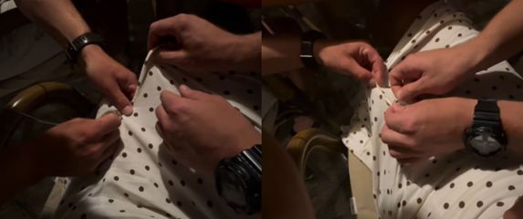 Konobar koji pomaže turistici