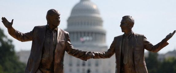 Kip američkog predsjednika Donalda Trumpa i osuđenog seksualnog prijestupnika Jeffreyja Epsteina - 1