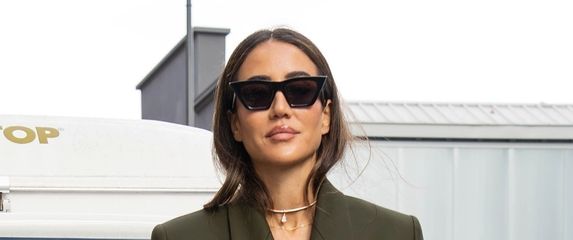 Tamara Kalinić na reviji Dhruva Kapoora u odijelu modne kuće Alaia