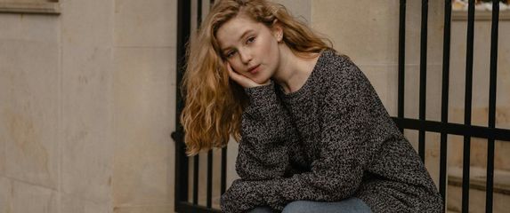 Zamišljena djevojka