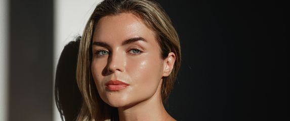 Nakon ljeta, koža često ostaje dehidrirana, umorna, s izraženijim borama i hiperpigmentacijama.