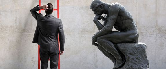 Muškarac ispred ljestvi i mislilac