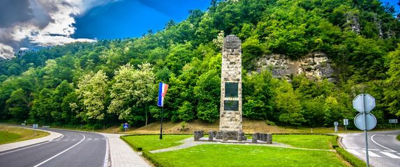 Spomenik hrvatskoj himni - 1