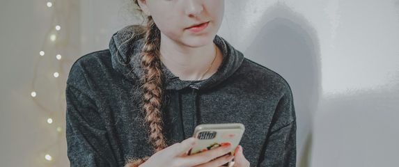 Djevojka tipka na mobitelu