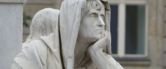 Kip muškarca koji razmišlja