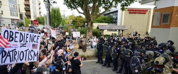 Prosvjednici i federalna vojka koju je Donald Trump poslao u Portland