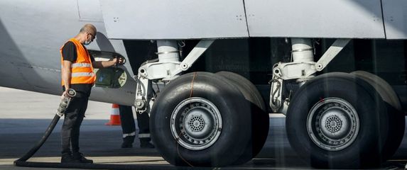 Tehničar pored stajnog trapa, ilustracija