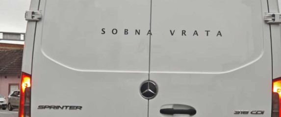 Kombi sa smiješnom registracijom