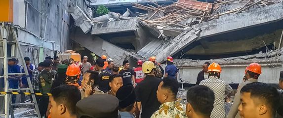 Srušena škola u u gradu Sidoarjo u Indoneziji