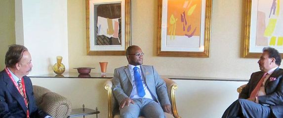 Nathi Mthethwa (u sredini)