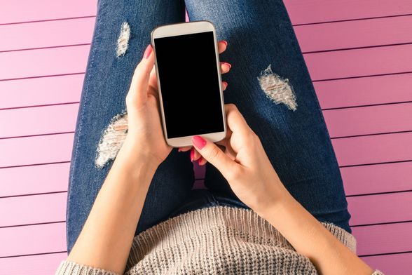 Djevojka s mobitelom