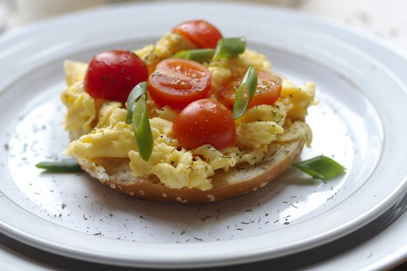 Omlet s mladim lukom i cherry rajčicama