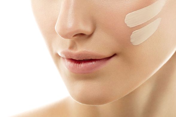 Žena nanosi tekući puder