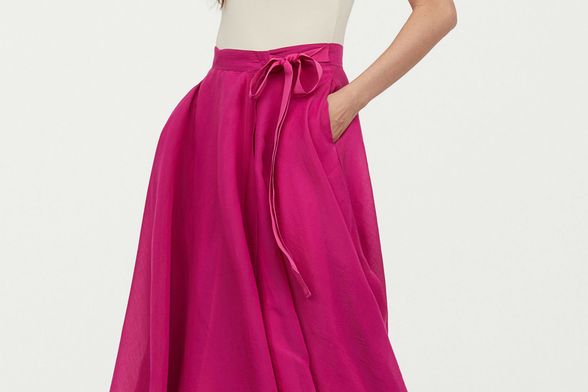 Jedna od opcija, ako ne želite nositi haljinu, je suknja midi dužine