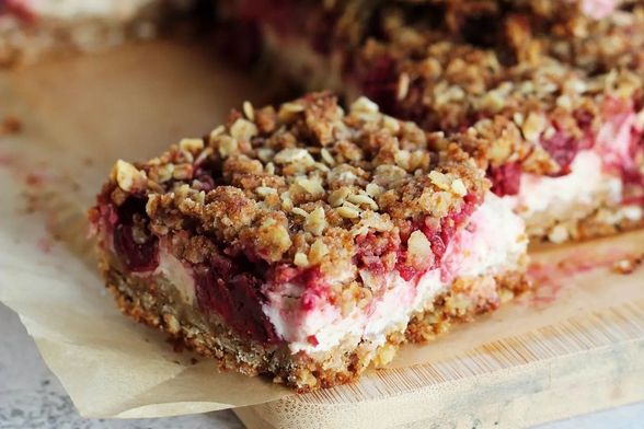 Crumble s višnjama i grčkim jogurtom