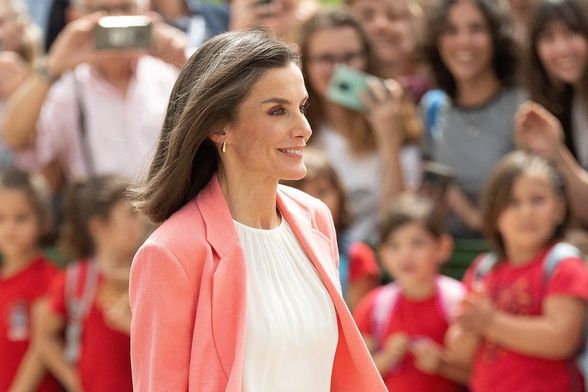 Kraljica Letizia u Hugo Boss odijelu - 4