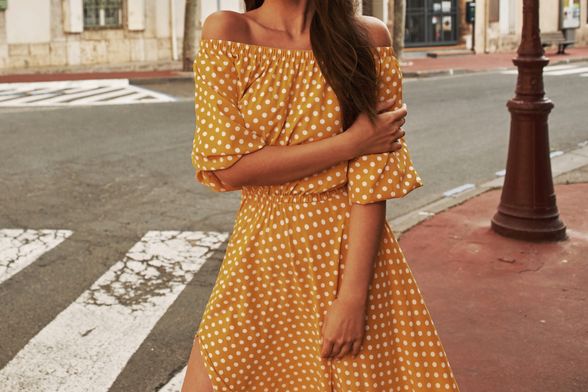 Žena u haljini s kratkim rukavima