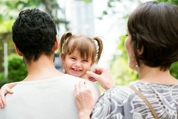 Djeca se nakon rođenja obično prezivaju po ocu