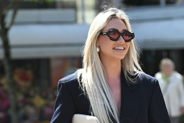 Ulična moda plavokosa dama u čizmama s džepovima - 3