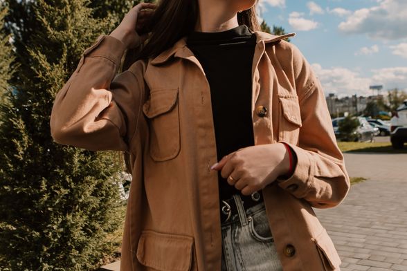 Žena u proljetnoj jakni